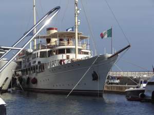 Xtrallusion photo gallery of Italy. Photos, pictures, images and photographs of the Italian Rivieras, the Italian Lakes, the Italian Alps, the Cinque Terre, the Amalfi coast and some of the most beautiful corners of Italy. Plus photos of Italian cities such as Pisa, Milan, Genoa and Rome.